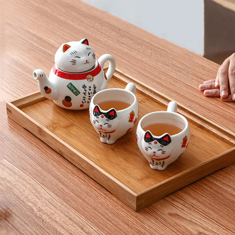 Service à thé japonais porte-bonheur Maneki Neko, tasse et cafetière avec filtre intégré.