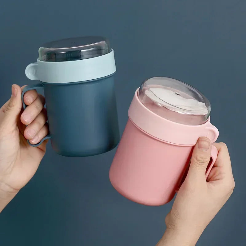 Portable multifunctional container for breakfast, yogurt, oatmeal, soup, etc., Japanese style. Includes a lid and a spoon.