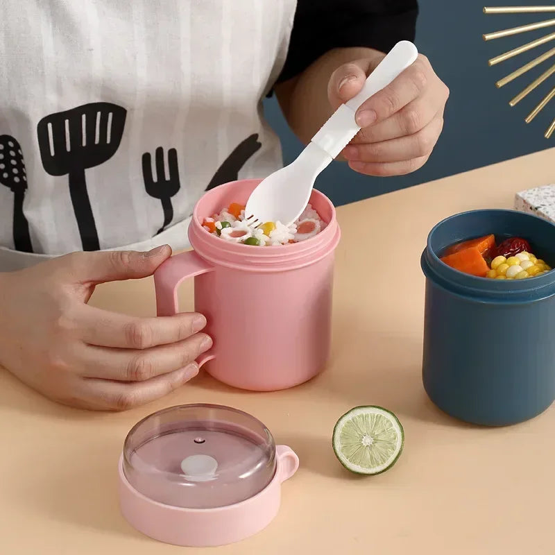 Portable multifunctional container for breakfast, yogurt, oatmeal, soup, etc., Japanese style. Includes a lid and a spoon.